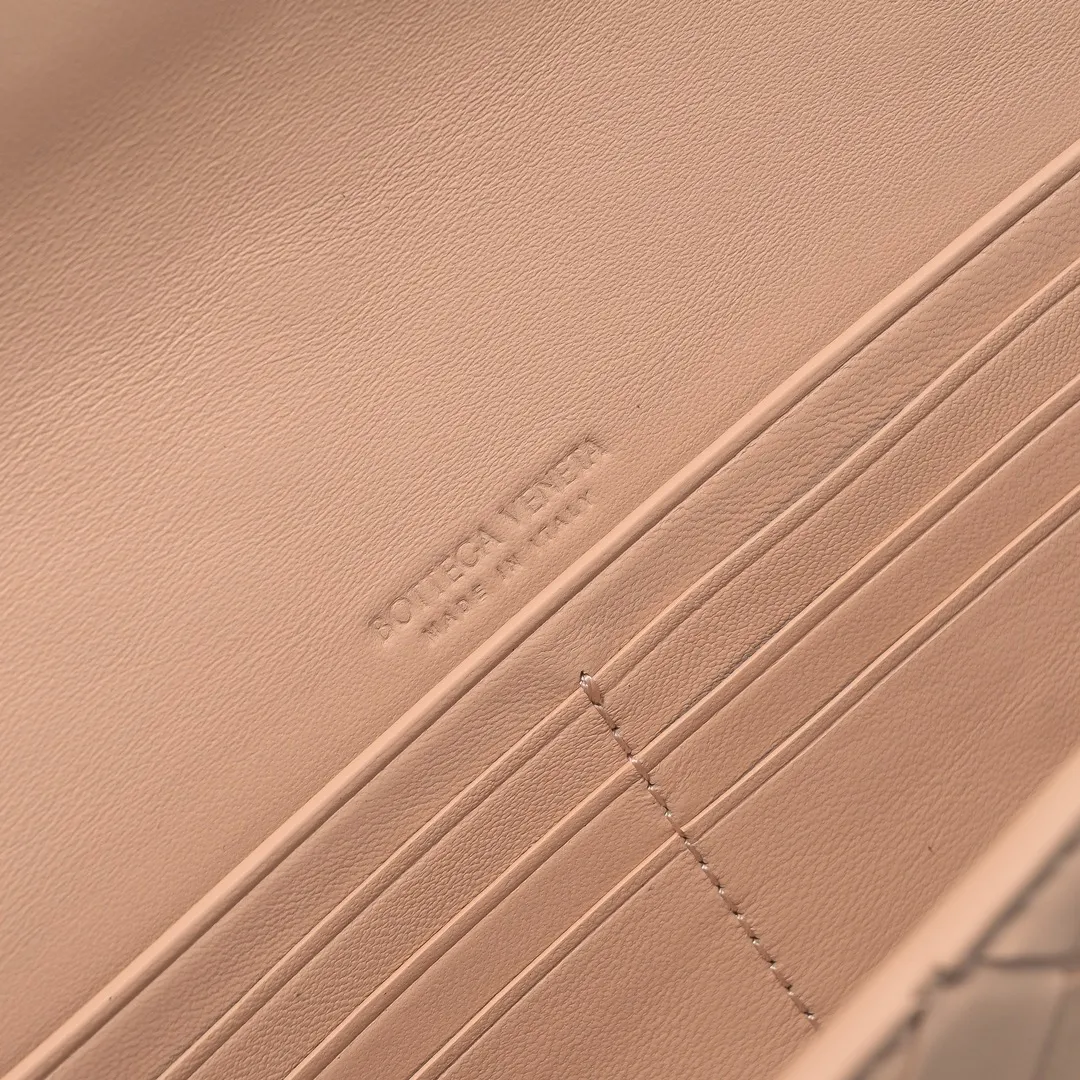 The batch of 1360 BV Andiamo evening handbags has been heavily planted again~ The designer aesthetics in the era of economic downturn are back. I fall in love with it at first sight and can't put it down. It's so beautiful and full of aura. The shape and texture are very competitive. It's light in weight and has sufficient capacity. It's a must-have for fashionistas. It's suitable for many occasions, minimalist, high-end and light luxury. Model No.: 741511 Size: 31*13*3cm